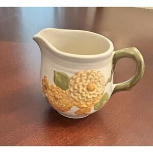 Metlox - Poppytrail - Vernon Sculptured Zinnia Creamer 358029‎